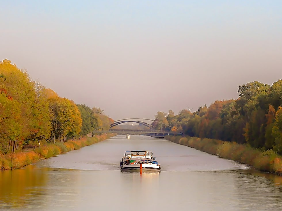 Schiff fährt auf einem Kanal